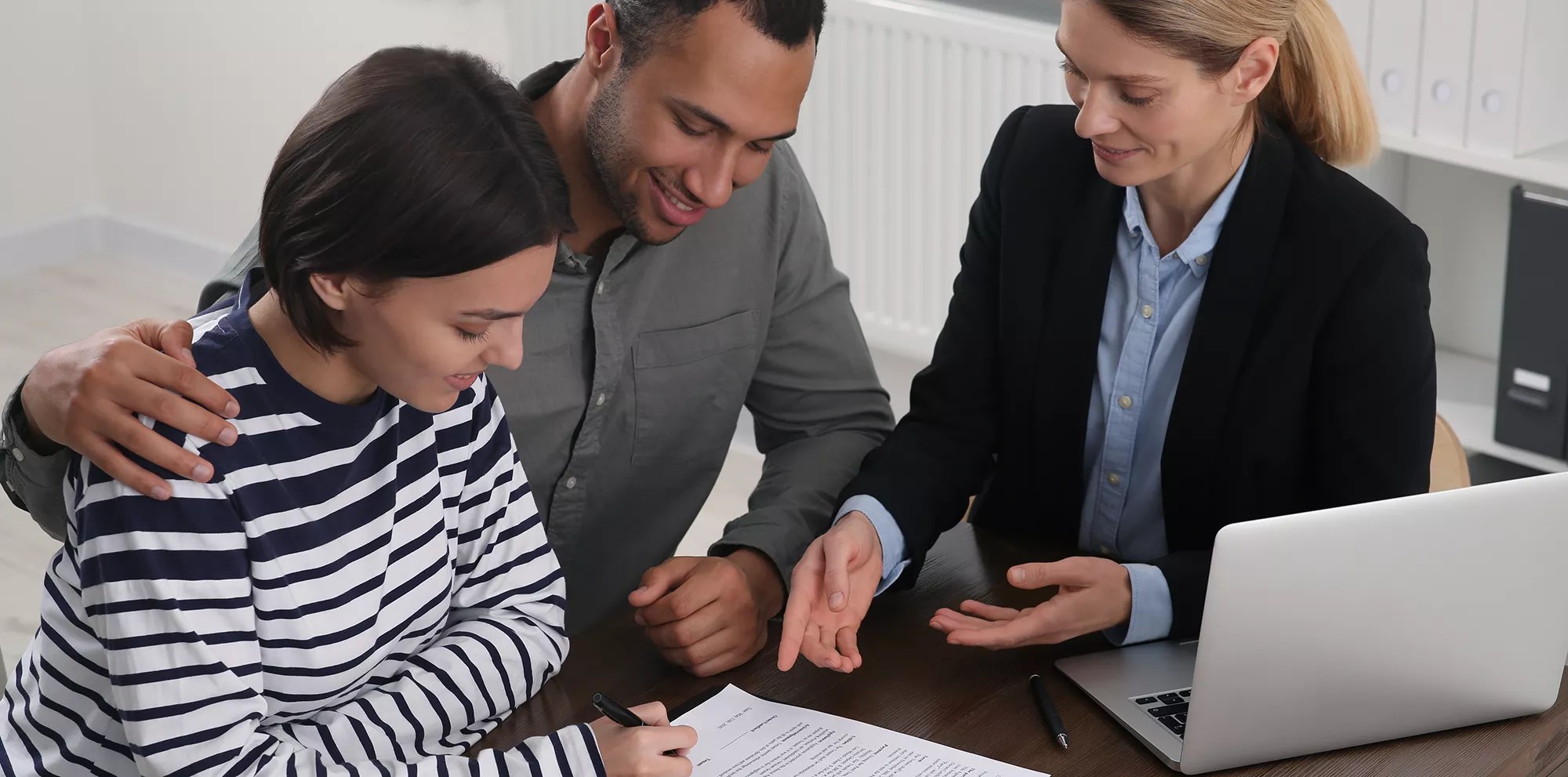 découvrez les principales différences entre un agent immobilier et un notaire. apprenez le rôle de chacun dans le processus de transaction immobilière, leurs compétences respectives et comment ils peuvent vous aider à concrétiser votre projet immobilier en toute sécurité.